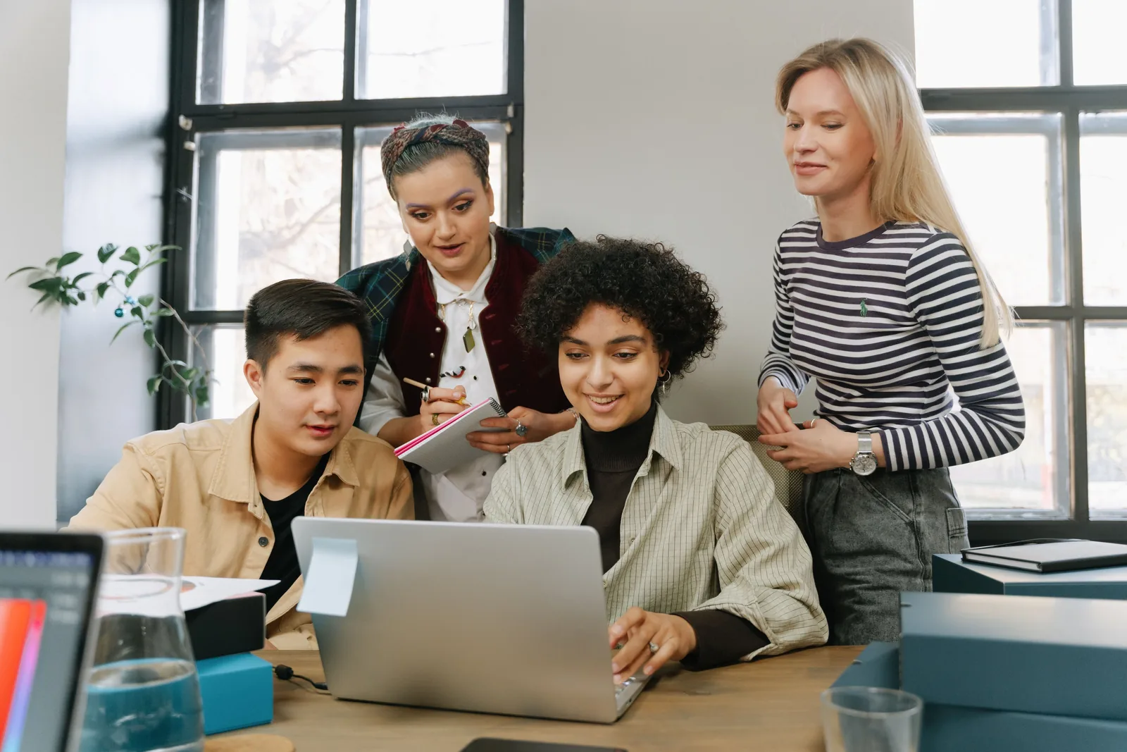 Equipo multidisciplinario trabajando en una solución digital
