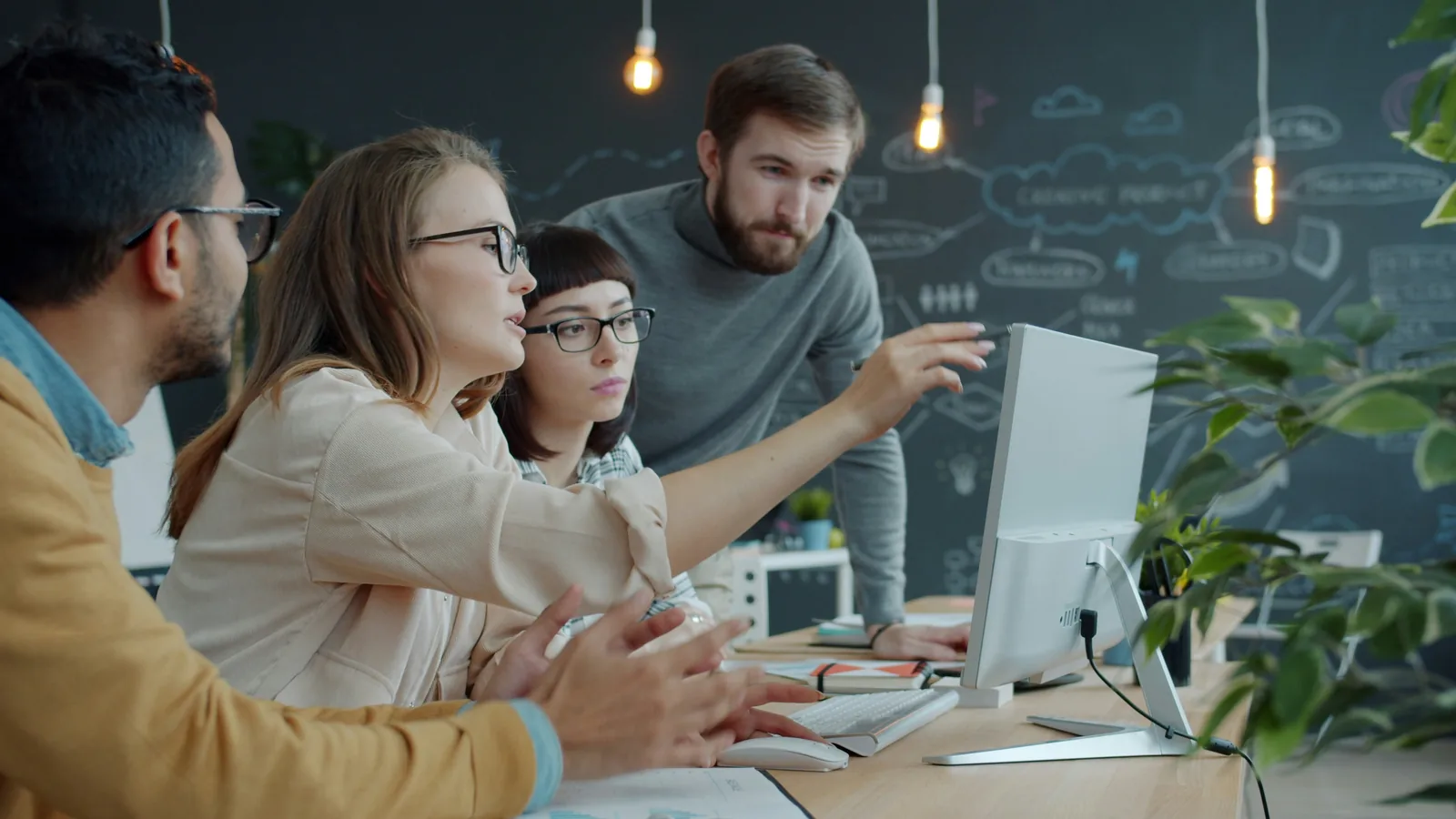 Equipo trabajando en desarrollo de sistemas